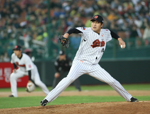 계투로 올라온 강영식선수의 역투